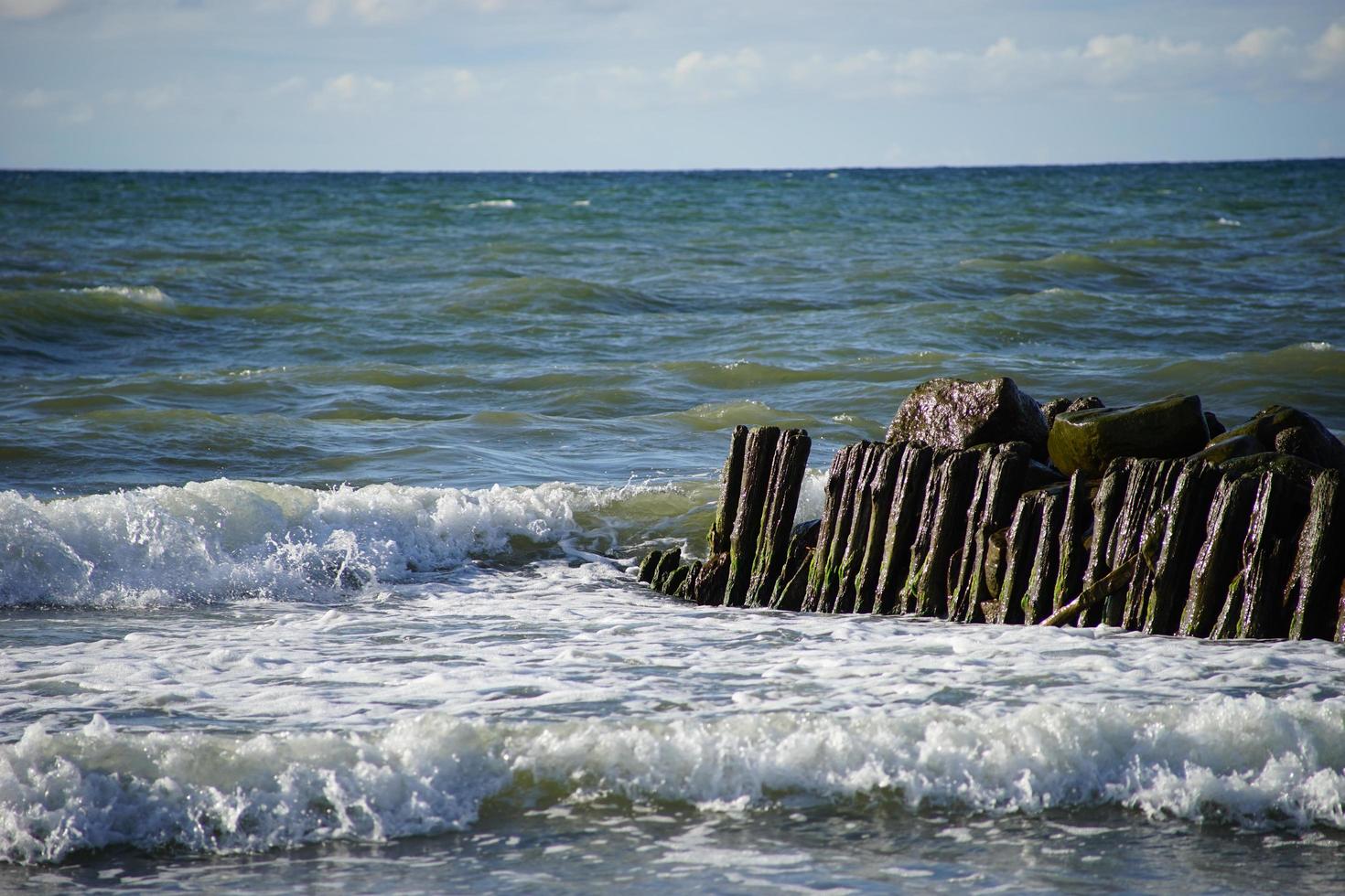 Seelandschaft mit Wellenbrechern. foto