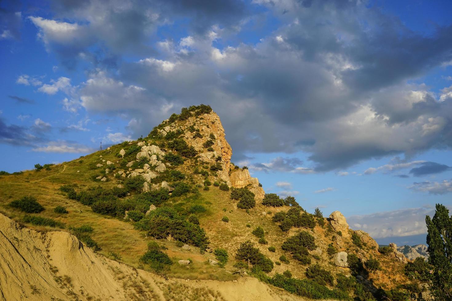 Naturlandschaft mit einer hohen Klippe mit Vegetation bedeckt foto