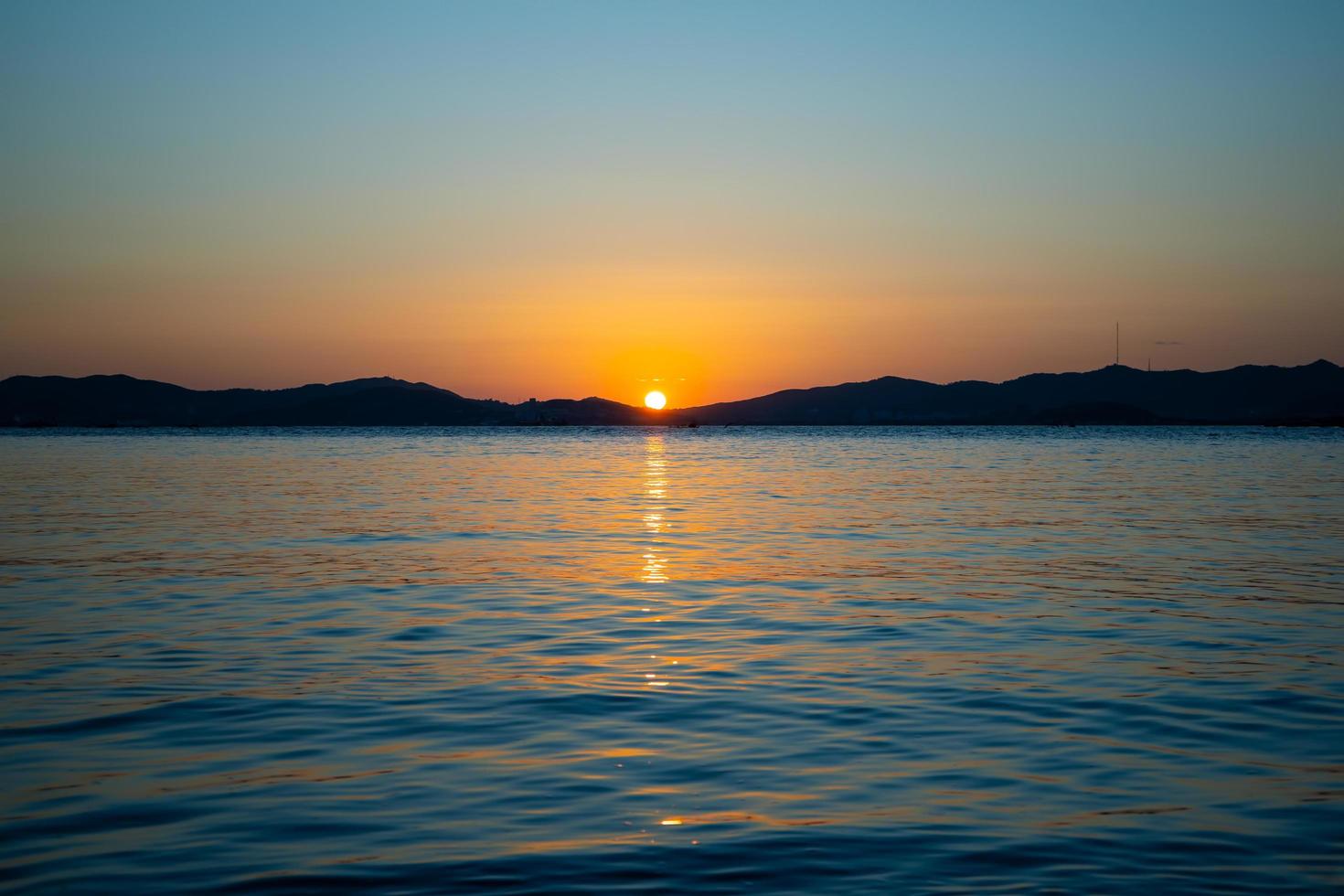 Meereslandschaft mit Blick auf einen wunderschönen Sonnenuntergang. foto