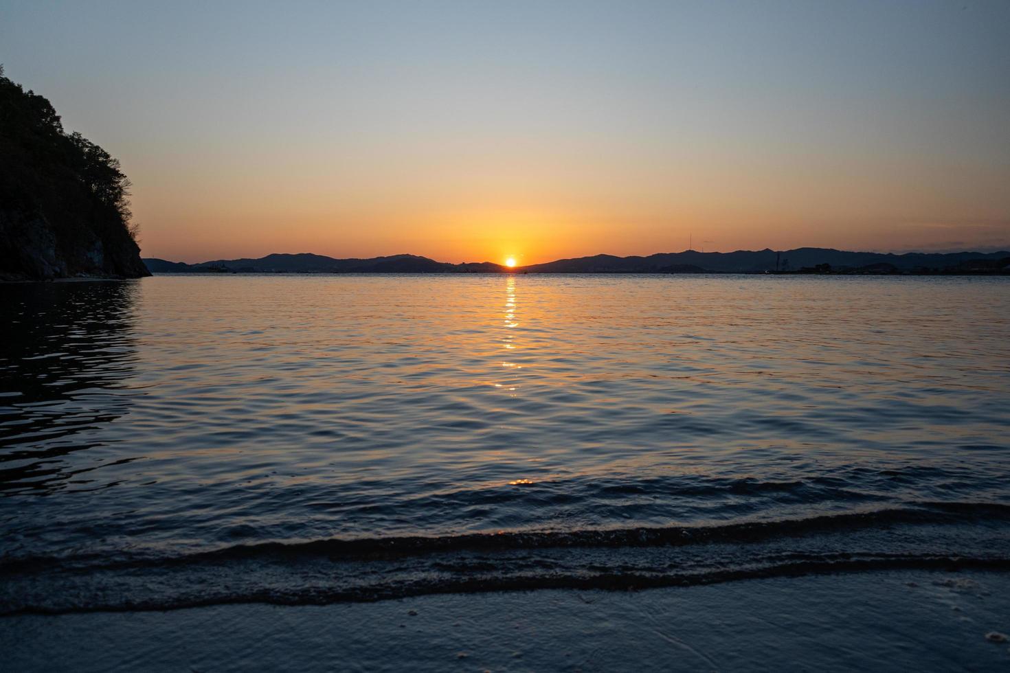 Seelandschaft mit Blick auf den Strand und den Sonnenuntergang. foto