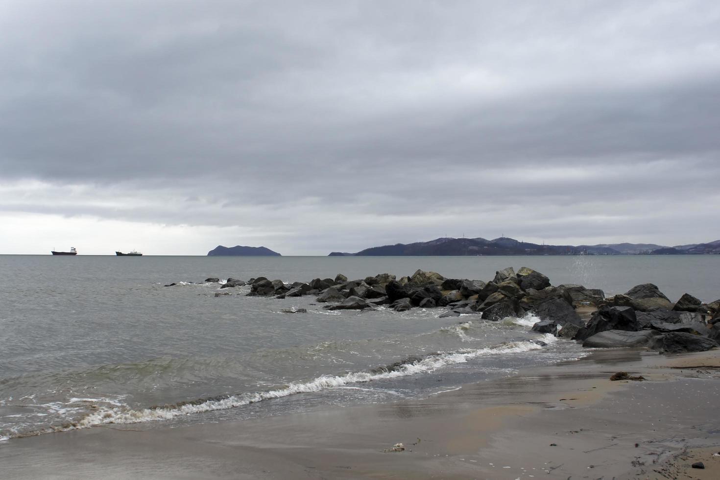 Seelandschaft bei bewölktem Wetter mit dramatischem Himmel. foto