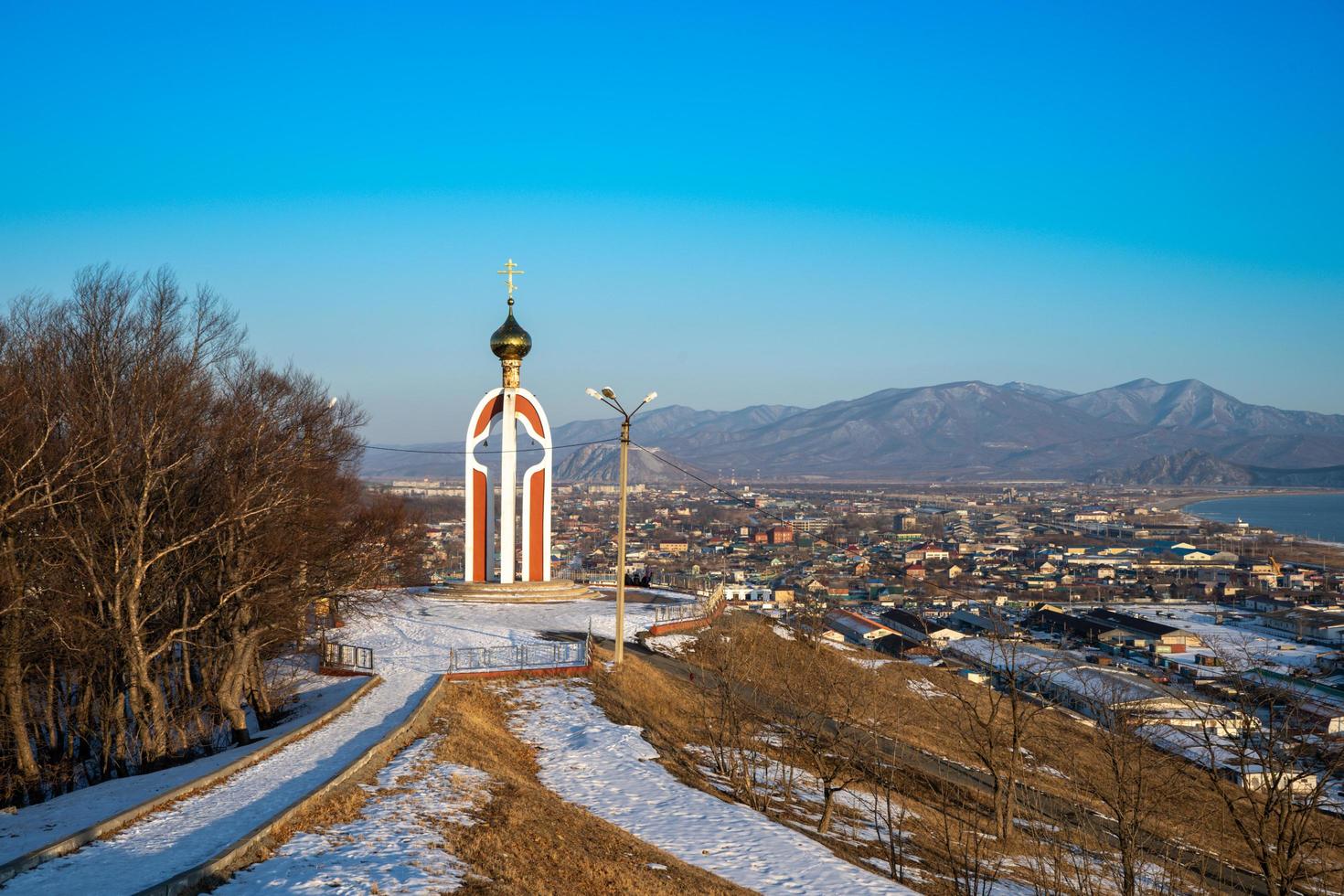 Panorama der Stadtlandschaft mit einer Kapelle. foto