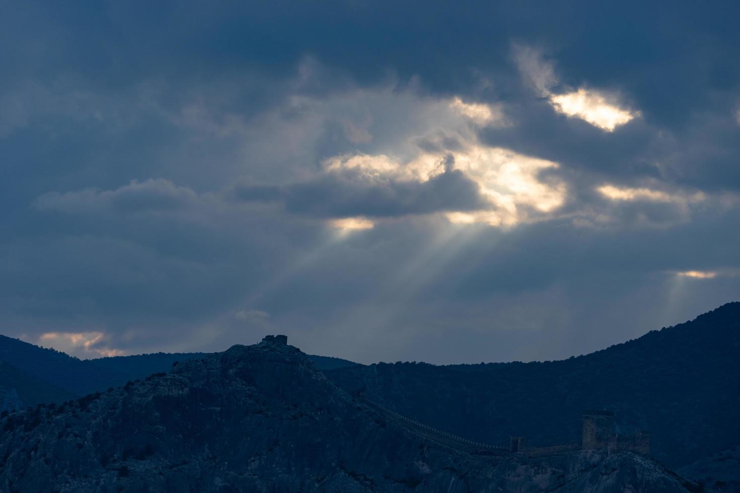 dramatischer Himmel über den Bergen. Sudak, Krim foto