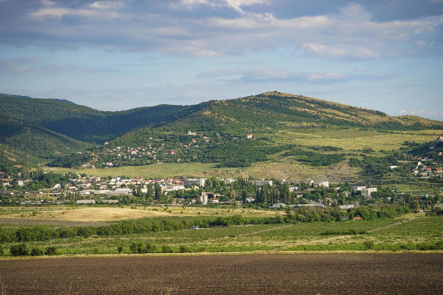 Landschaft mit Blick auf Felder und Berge foto