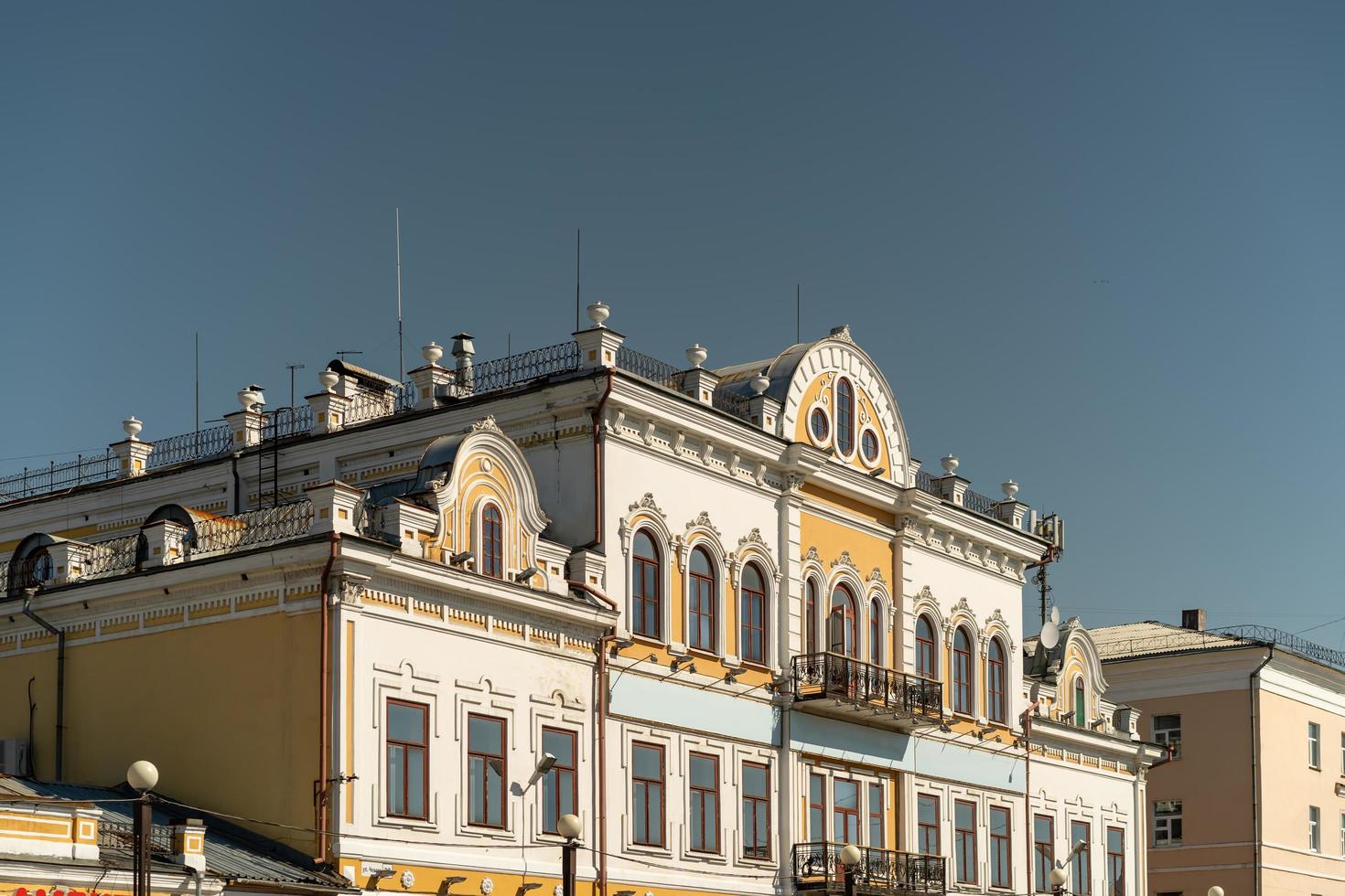 Stadtlandschaft mit Blick auf Gebäude und Straßen. foto