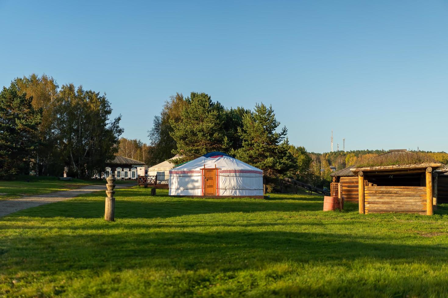 Burjatenjurten vor dem Hintergrund einer natürlichen Landschaft. foto