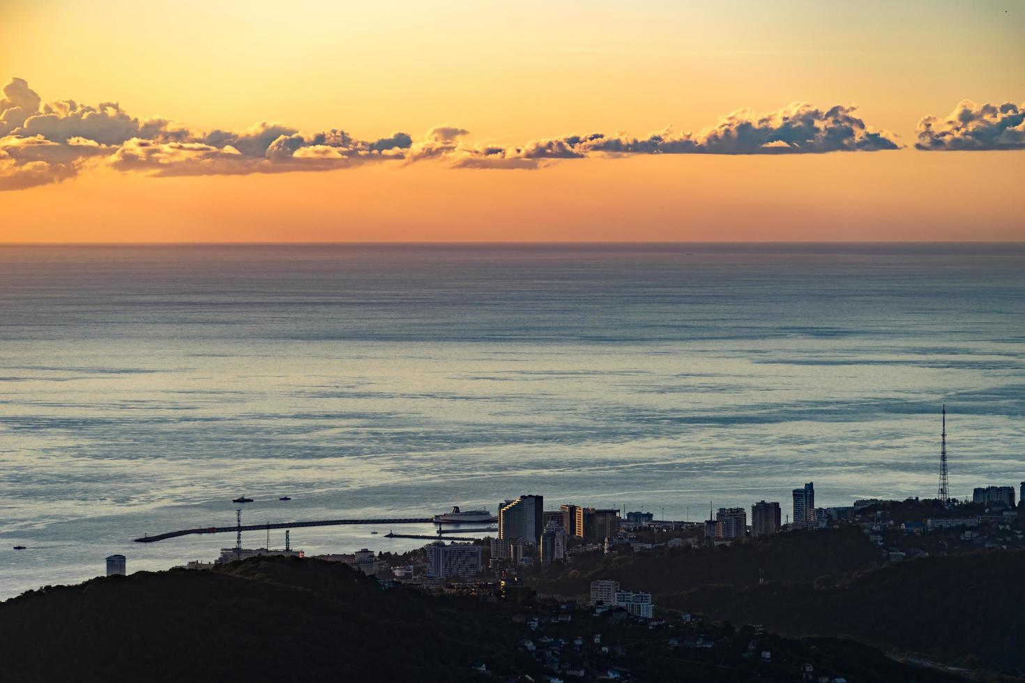 die Küste der Stadt Sotschi und das Schwarze Meer foto