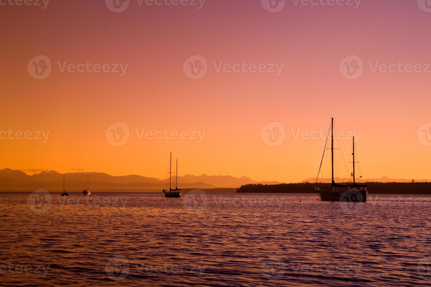 Segelboote bei Sonnenuntergang an der Westküste von Britisch-Kolumbien foto
