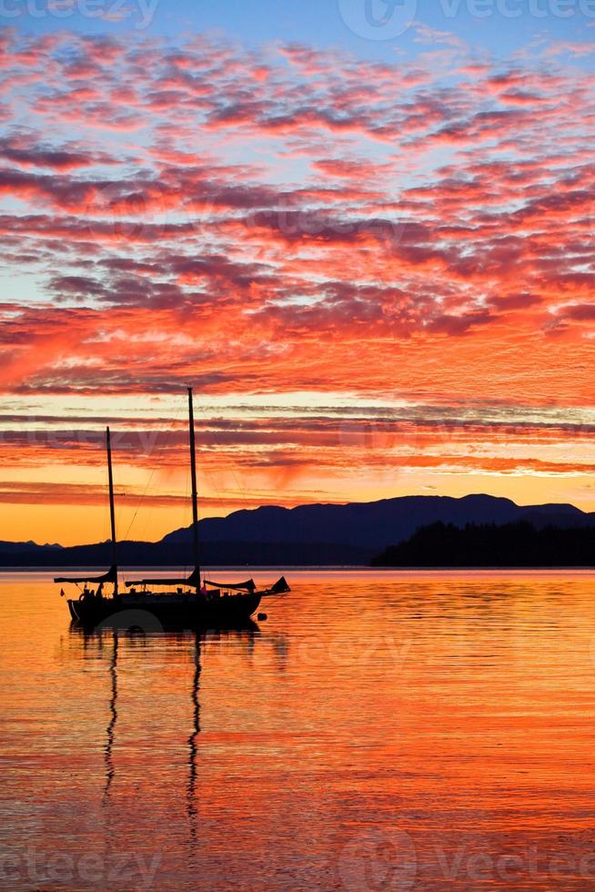 Segelboot bei Sonnenuntergang an der Westküste von Britisch-Kolumbien foto