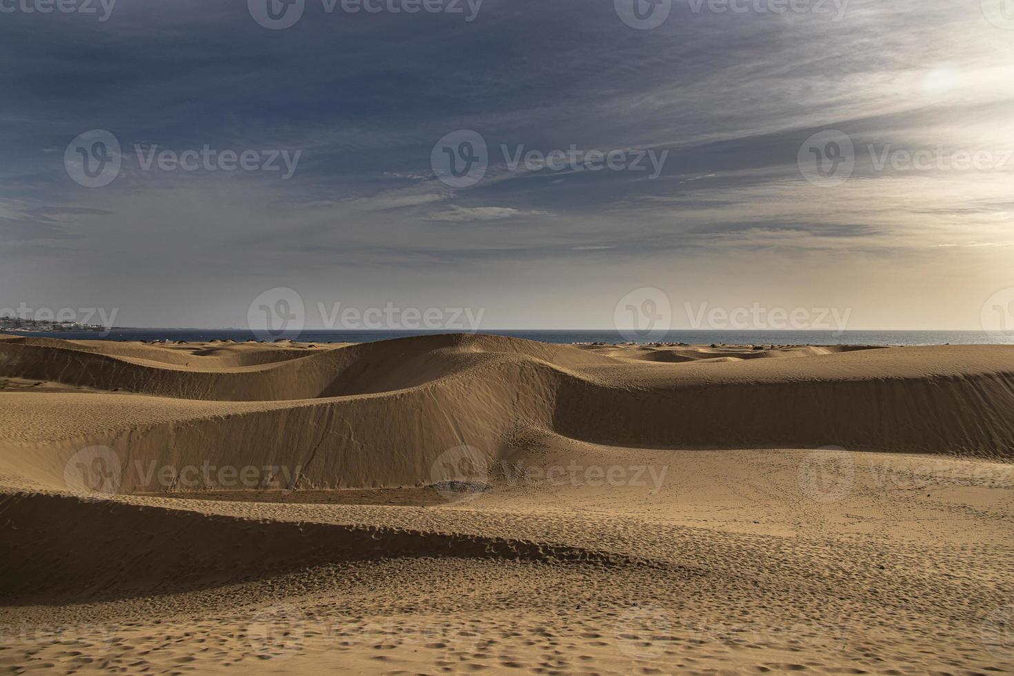 Sommer- Wüste Landschaft auf ein warm sonnig Tag von Maspalome Dünen auf das Spanisch Insel von gran Canaria foto