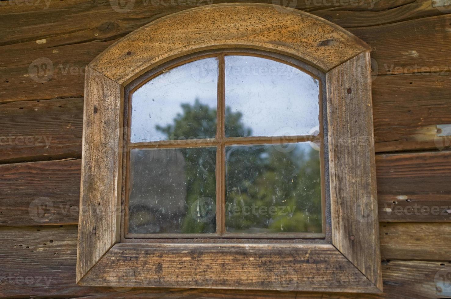 Antiquität Fenster im ein hölzern Haus im das Open-Air Museum von das Polieren Landschaft foto