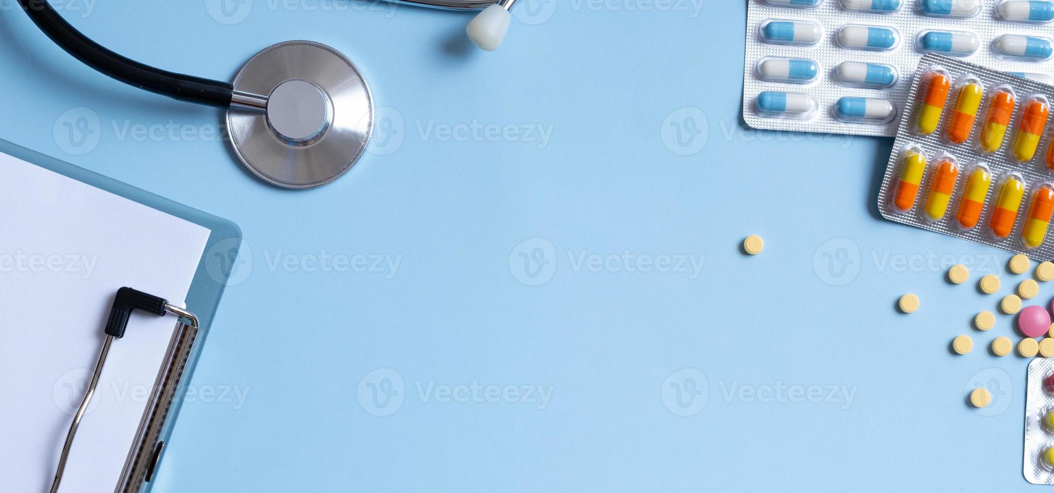 bunt Pillen, Stethoskop auf Blau Hintergrund mit Kopieren Raum. Gesundheitswesen und Medizin Banner Hintergrund eben legen foto