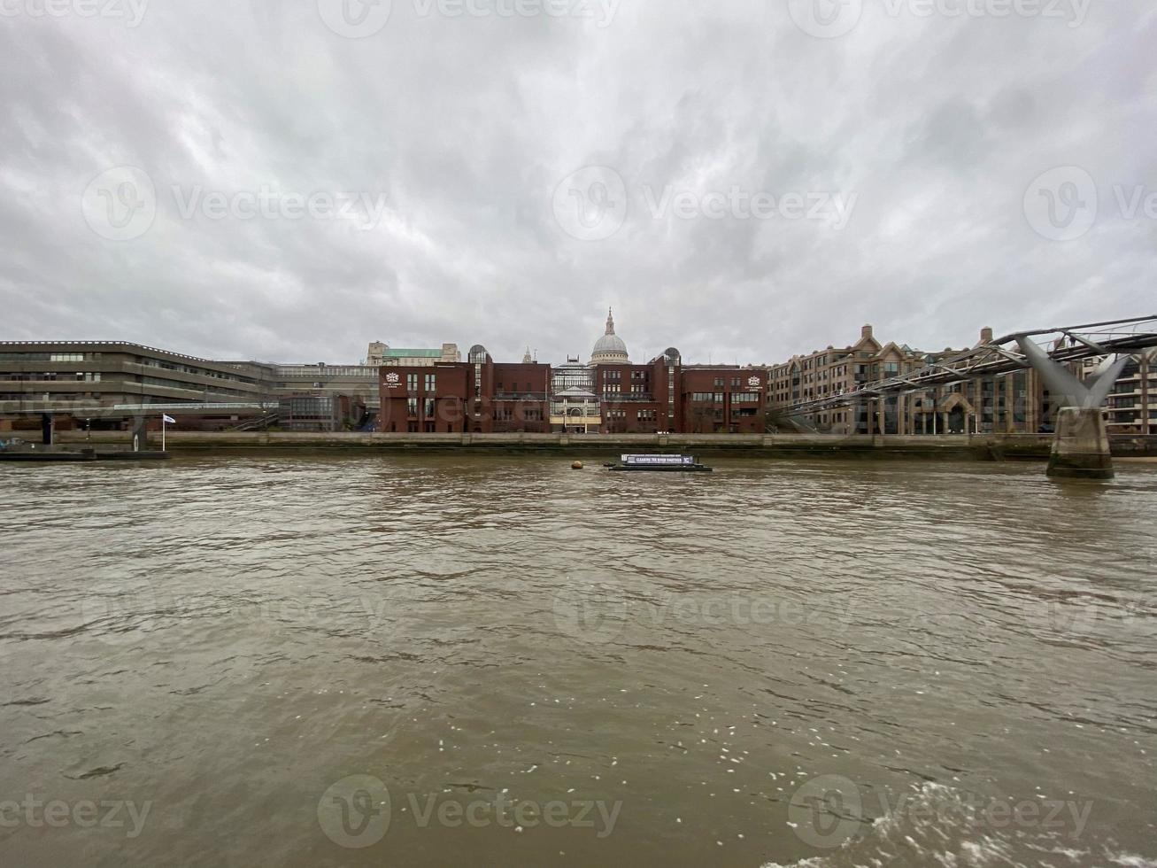 Blick auf die Themse in der Nähe der Tower Bridge foto