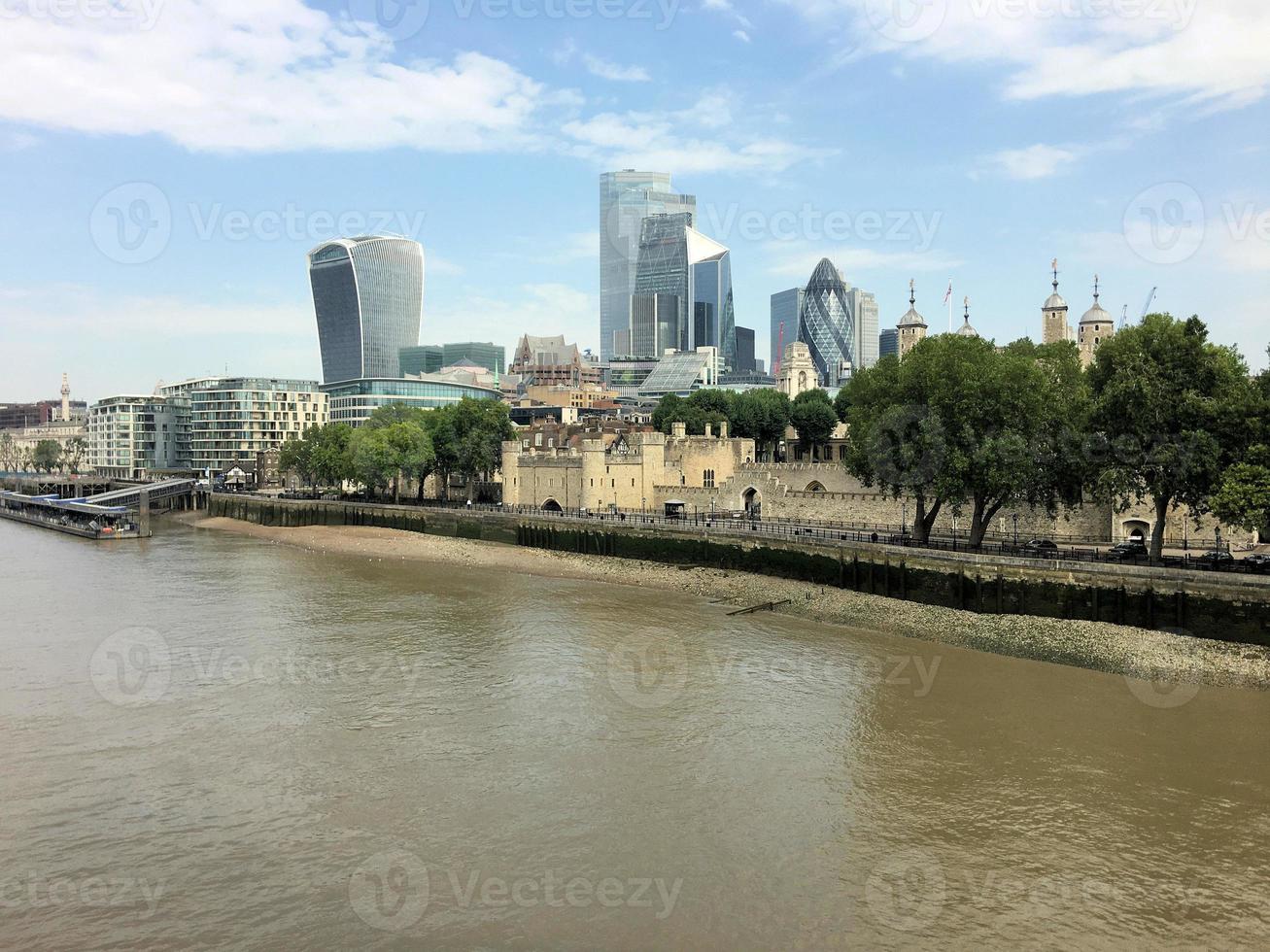 Blick auf die Themse in der Nähe der Tower Bridge foto