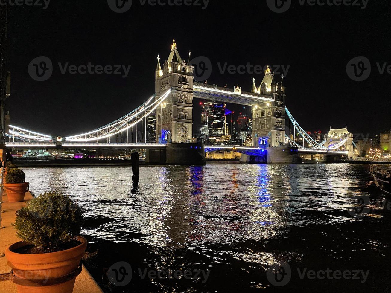 Turmbrücke bei Nacht foto