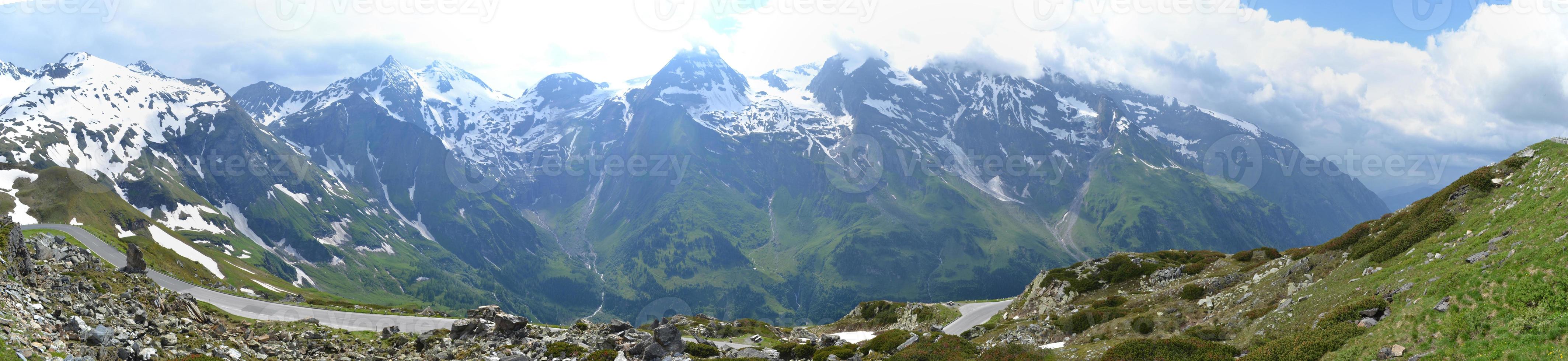 Schnee auf Spitzen von Alpen Berge im Österreich - - Panorama foto
