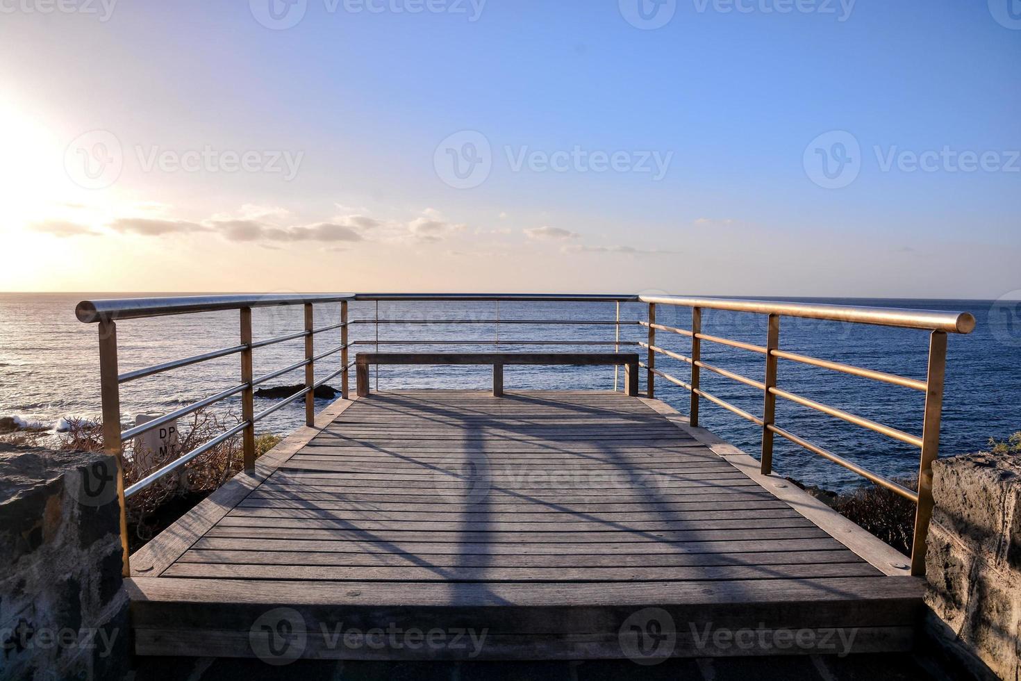 ein Seebrücke durch das Meer foto