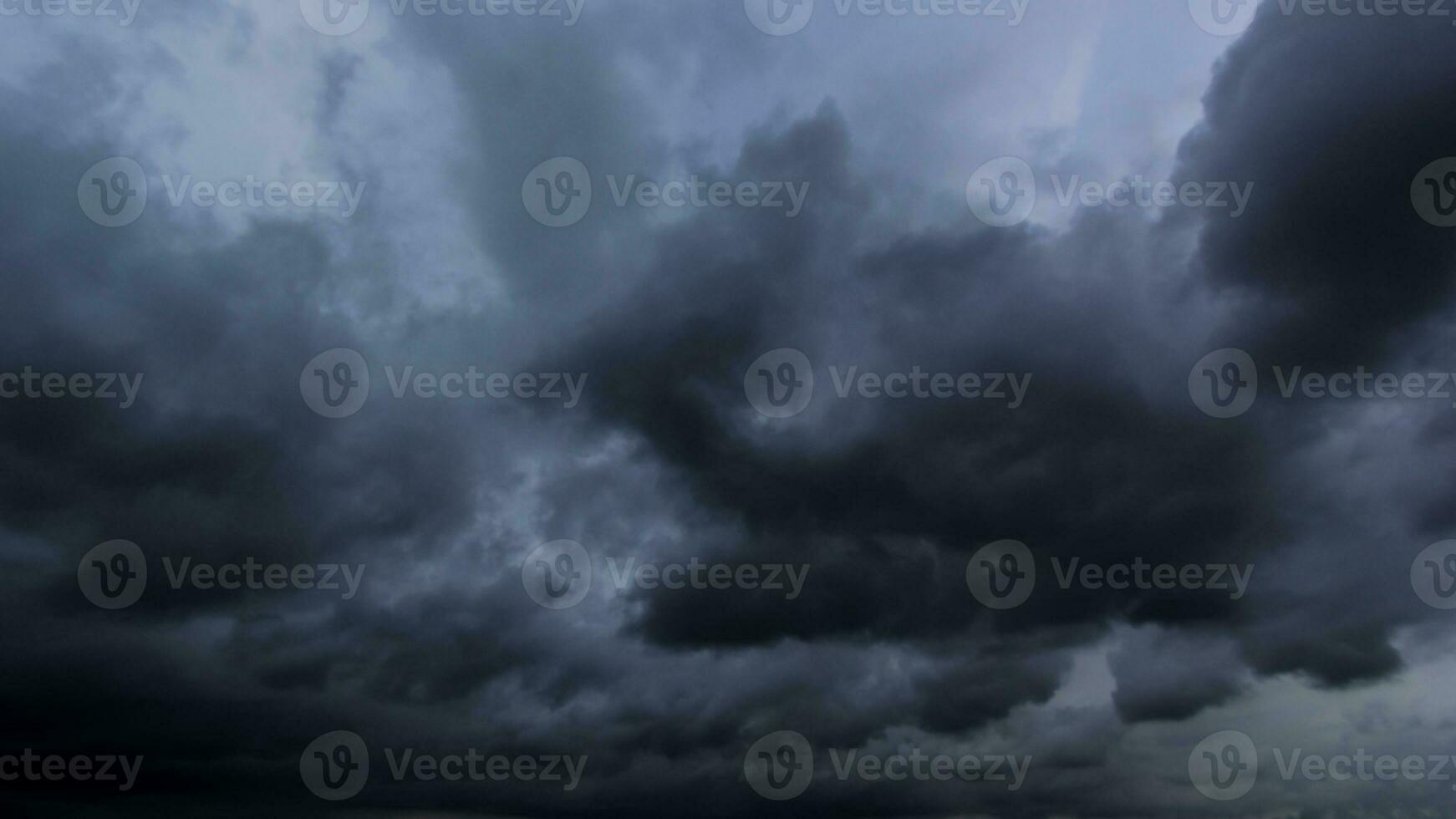 der dunkle himmel mit zusammenlaufenden schweren wolken und einem heftigen sturm vor dem regen. schlechter oder launischer wetterhimmel und umgebung. Kohlendioxidemissionen, Treibhauseffekt, globale Erwärmung, Klimawandel foto