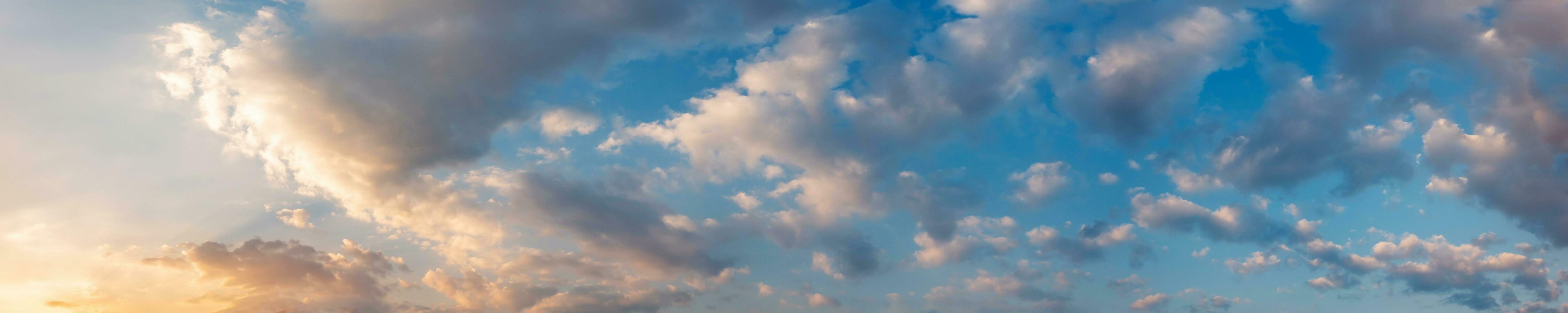 dramatischer Panoramahimmel mit Wolke auf Sonnenaufgang und Sonnenuntergangzeit. Panoramabild. foto