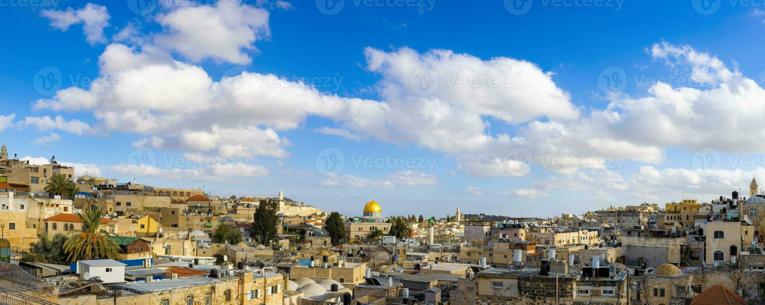 Panorama- Horizont von jerusalem alt Stadt arabisch Quartal in der Nähe von Western Mauer und Kuppel von das Felsen foto