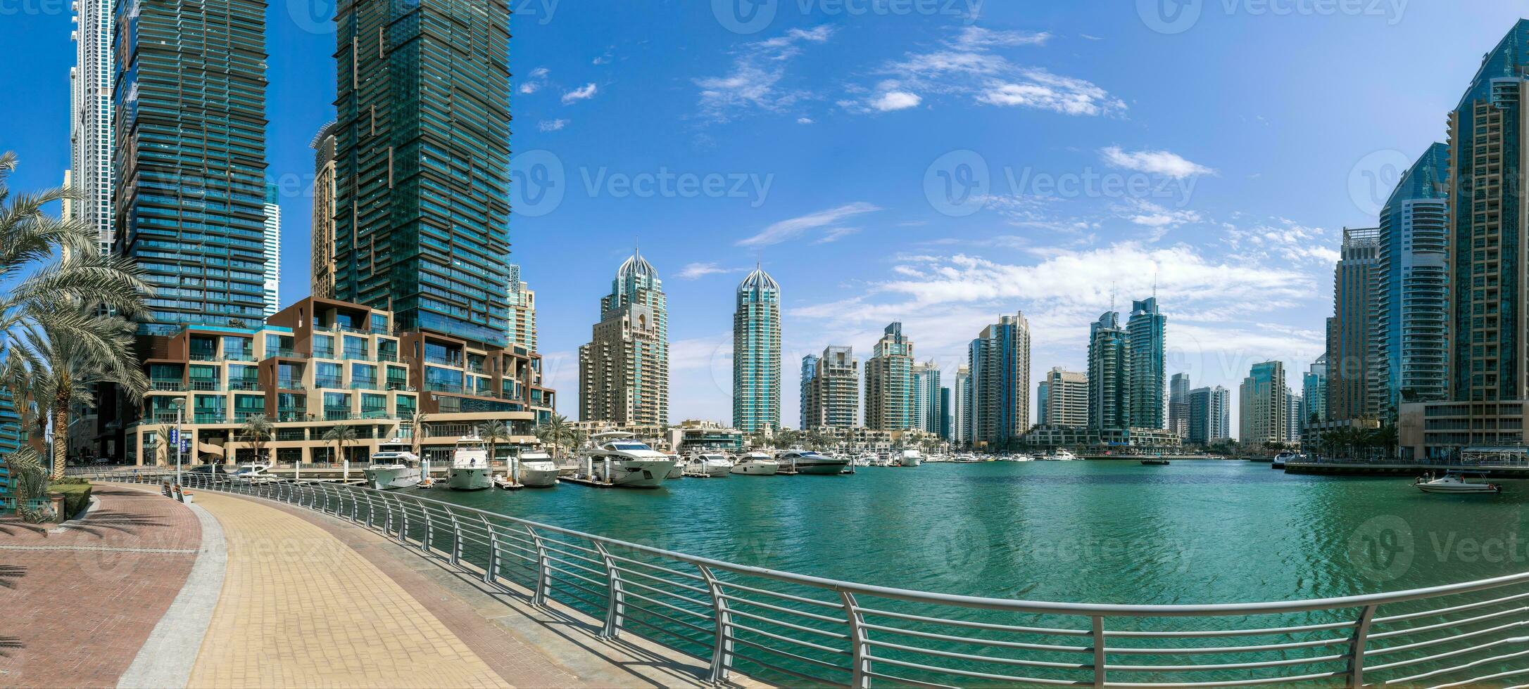 fesselnd Dubai Yachthafen, ein szenisch direkt am Wasser Horizont von modern Luxus und Hochhaus die Architektur foto