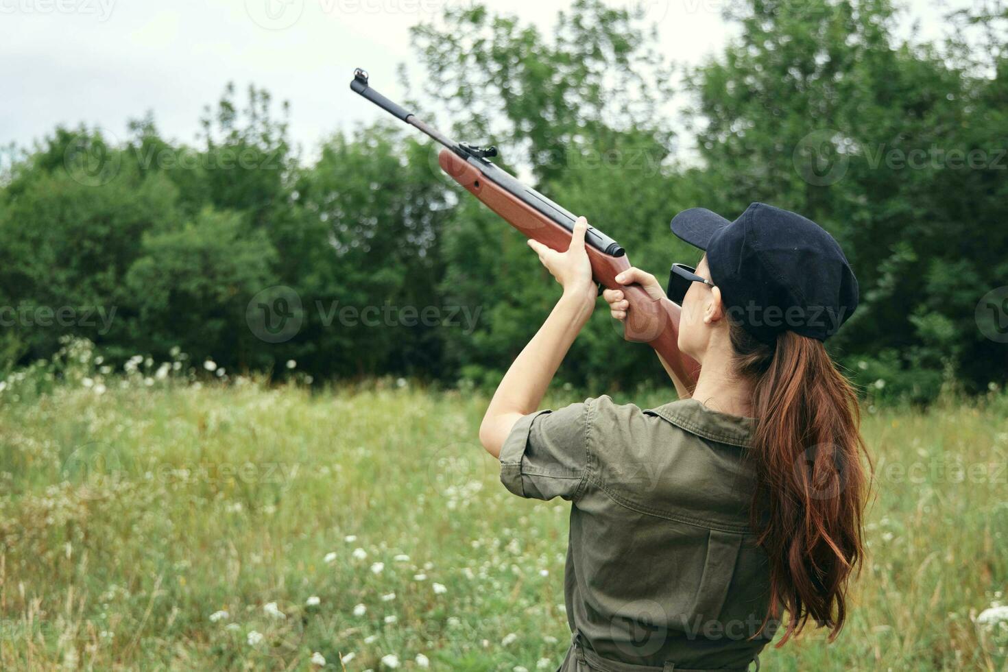 Frau auf Natur halten ein Gewehr oben Jagd Lebensstil frisch Luft foto