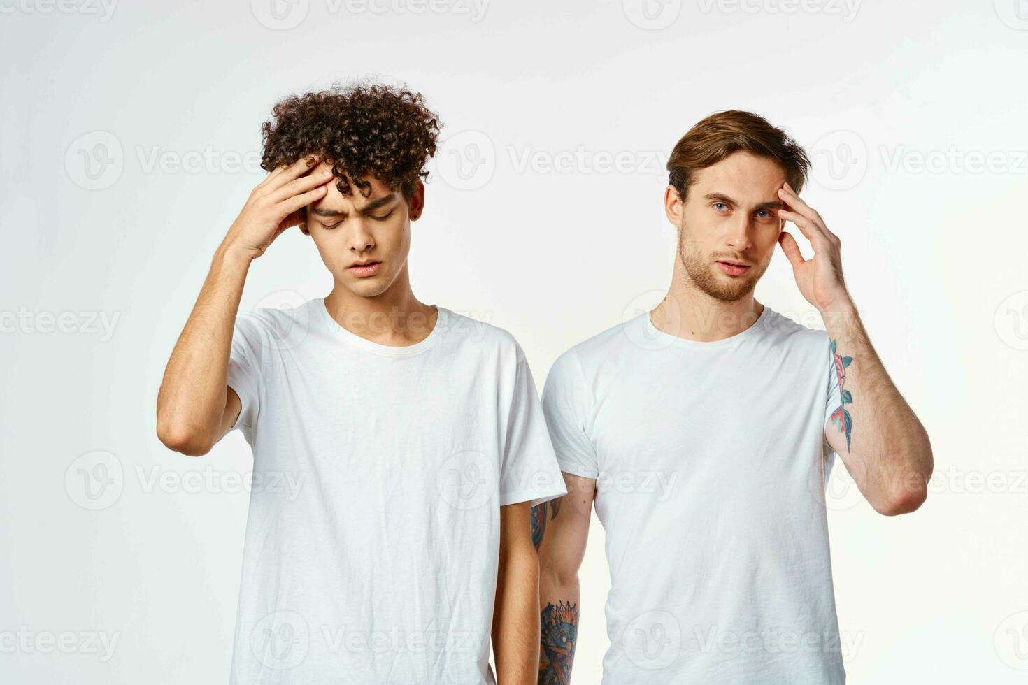 zwei Jungs im Weiß T-Shirts Kommunikation Freundschaft Licht Hintergrund foto