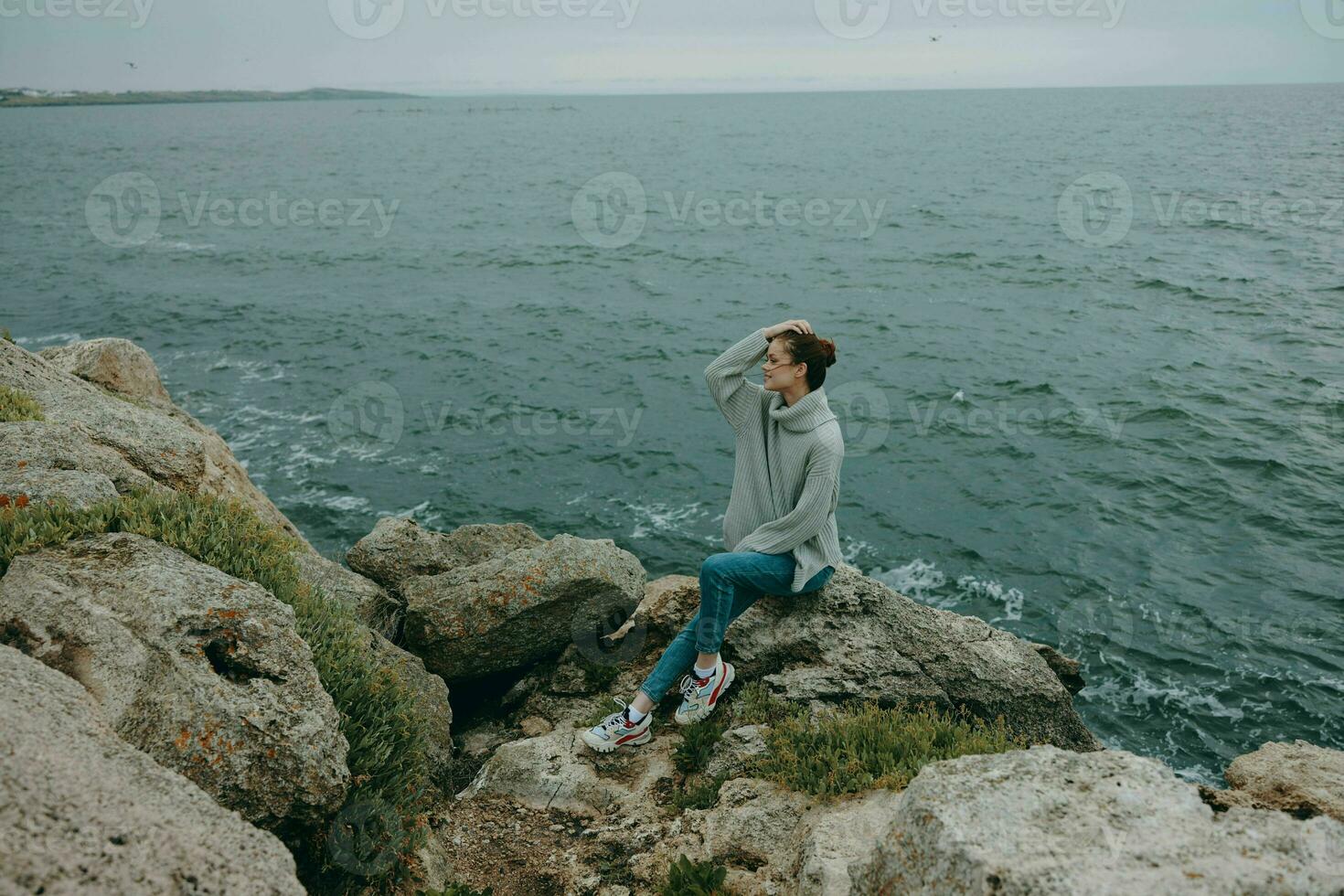 Porträt von ein Frau Pullover wolkig Meer bewundern Natur Entspannung Konzept foto