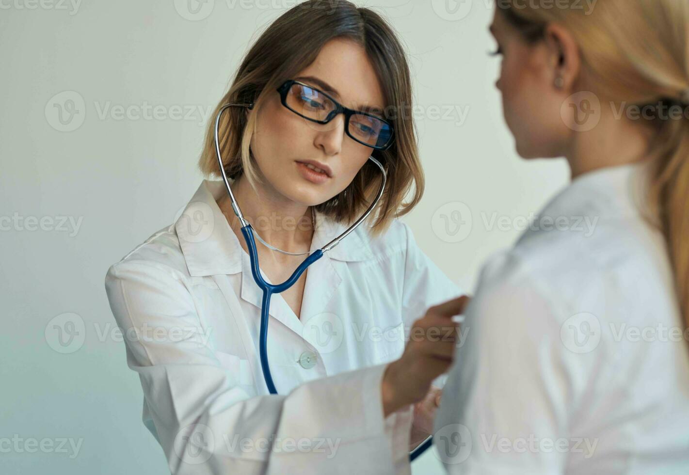 Frau Fachmann Arzt mit Brille Stethoskop geduldig Gesundheit foto