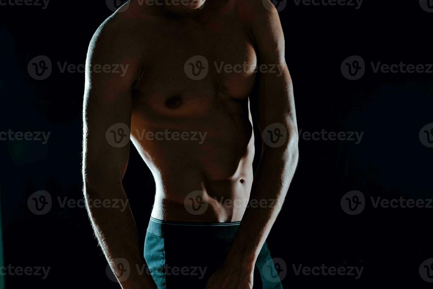 Mann mit muskulös Abs abgeschnitten Aussicht von Fitnessstudio dunkel Hintergrund foto