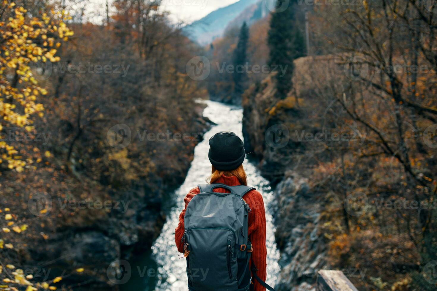 Frau Wanderer Rucksack Berge Fluss frisch Luft foto