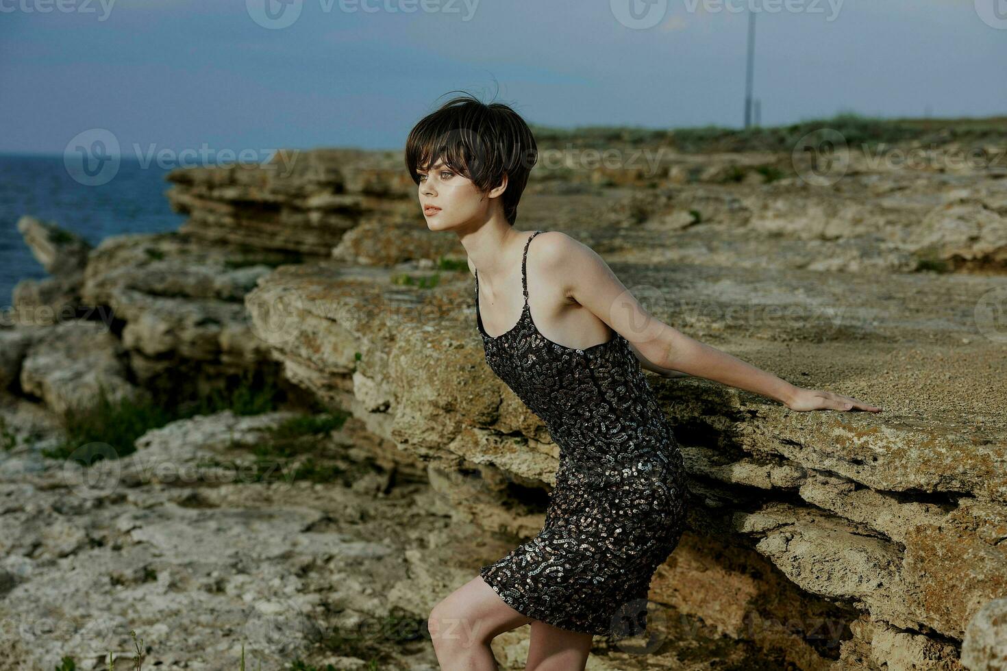 modisch Frau im Kleid auf Natur Felsen Landschaft Luxus foto