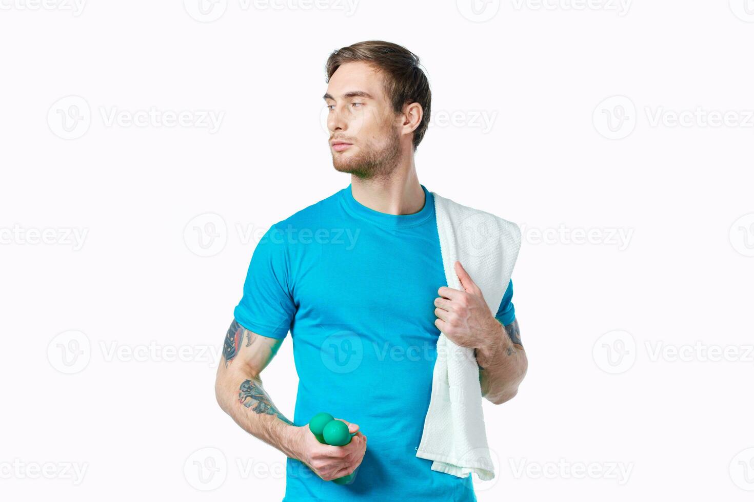 Mann im Blau T-Shirt Handtuch auf Schulter abgeschnitten Aussicht Farbe Hintergrund Fitness foto