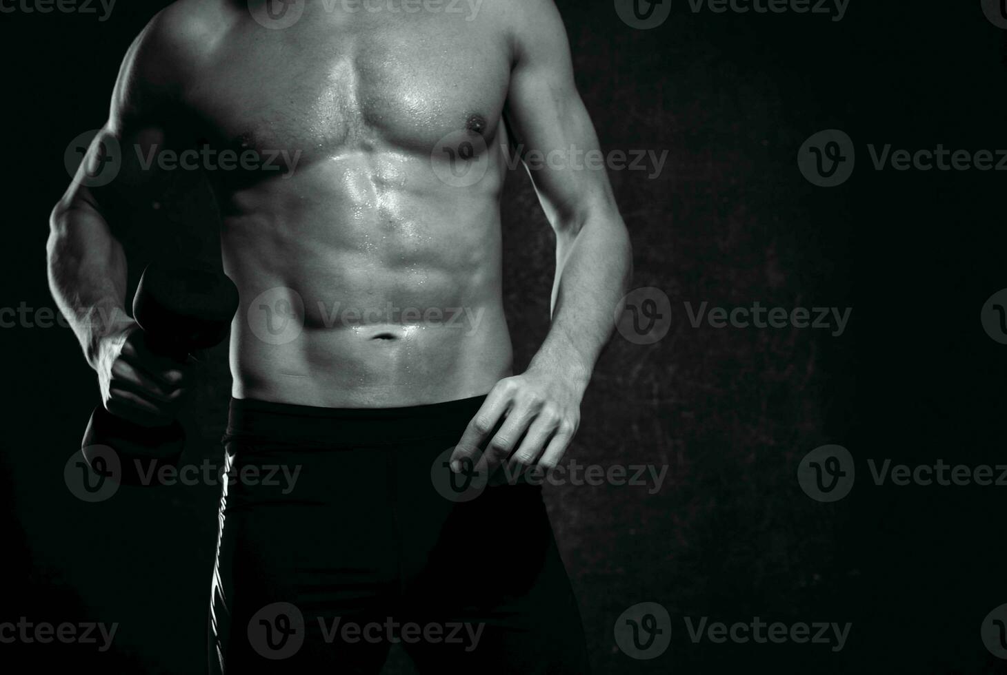 Mann mit ein aufgepumpt Torso Muskeln Hanteln Übung Fitnessstudio foto