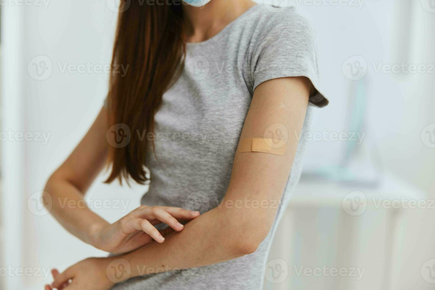 geduldig mit Klebstoff Band auf Schulter im Krankenhaus Impfung Gesundheit foto