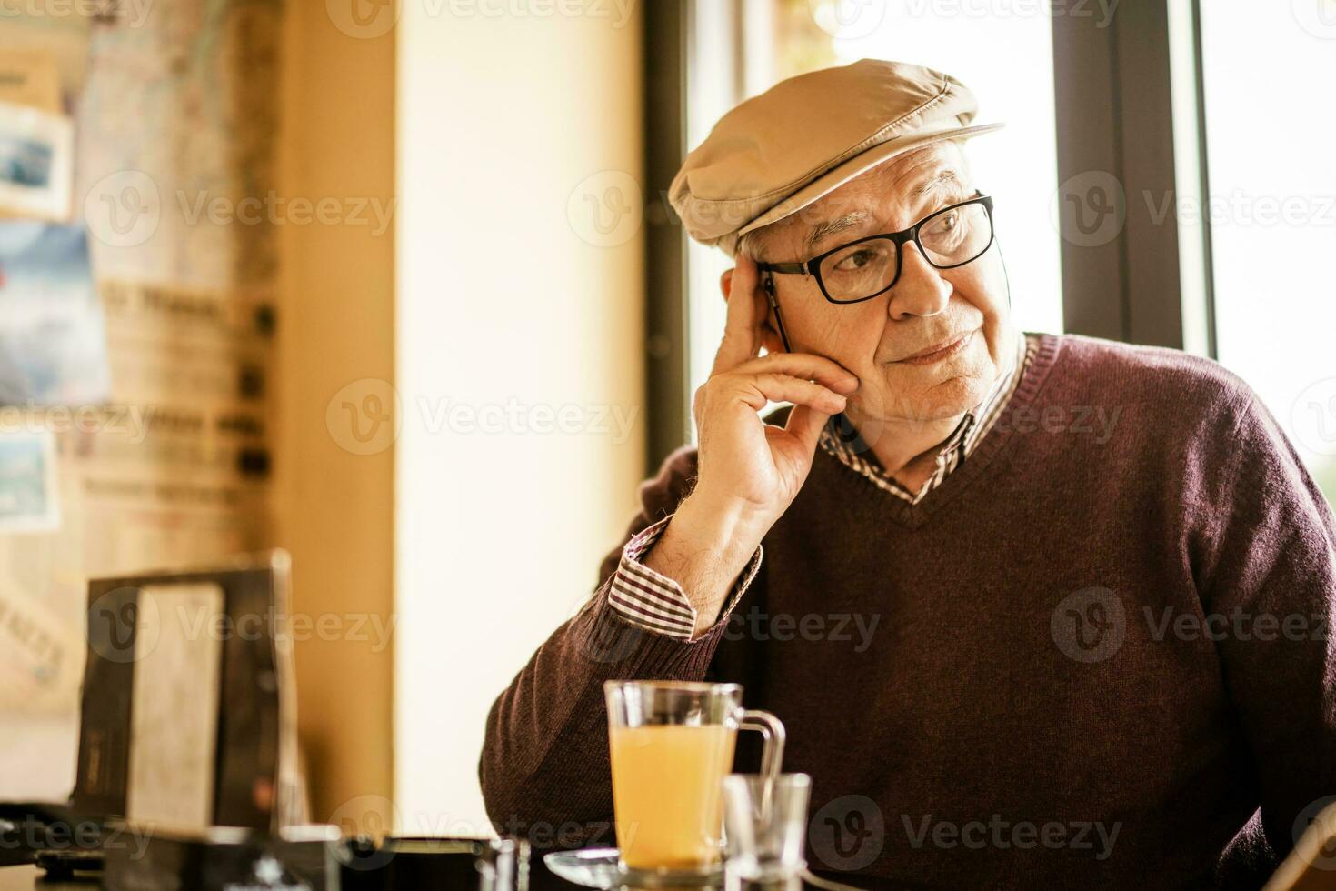 Alten Mann Sitzung beim ein Kaffee Geschäft foto