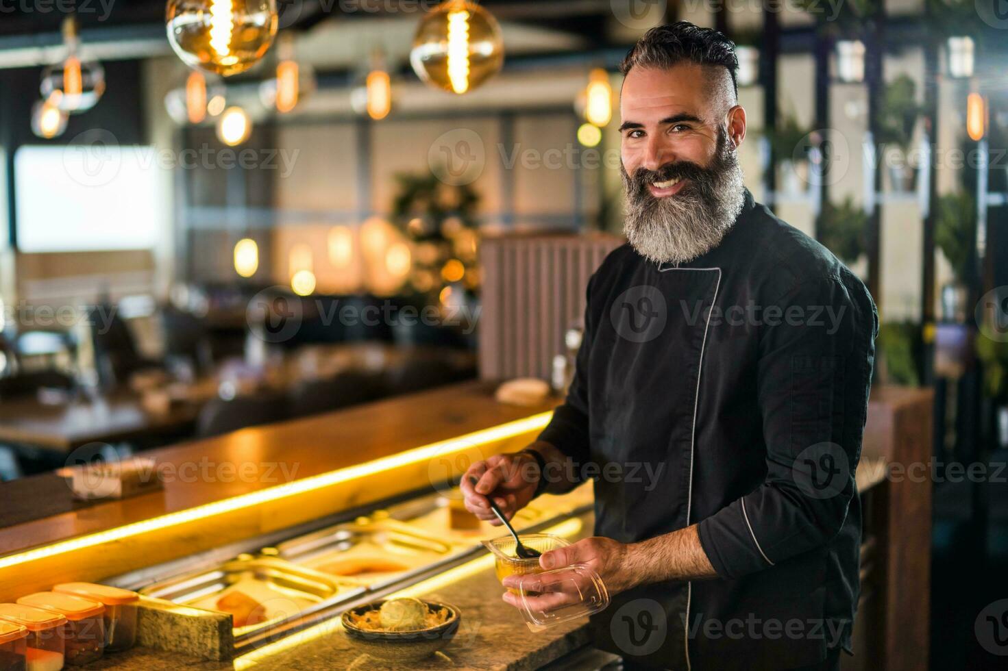 Sushi Koch vorbereiten Essen beim ein Sushi Bar. foto