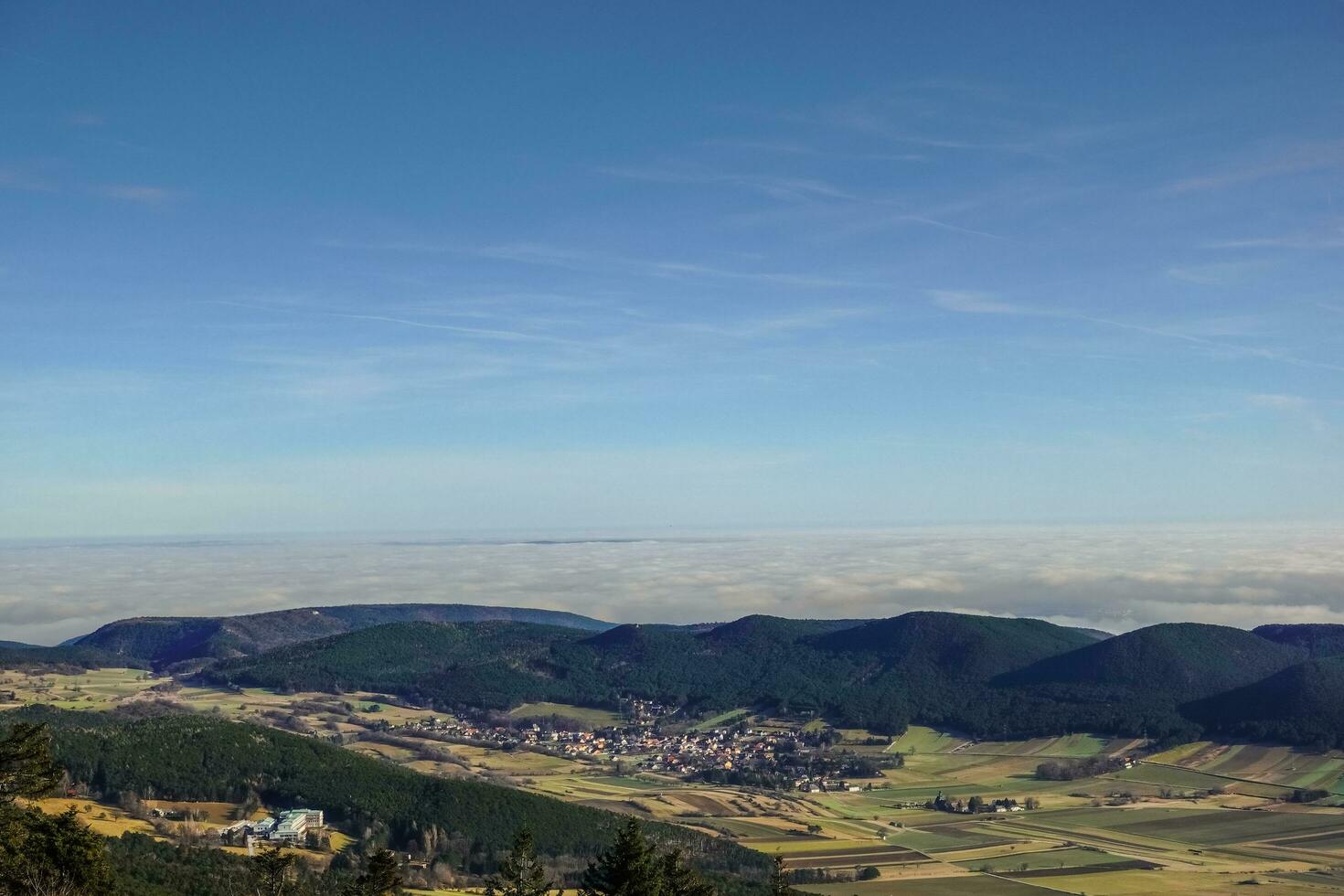 dicht Nebel auf das Horizont mit Blau Himmel während Wandern foto