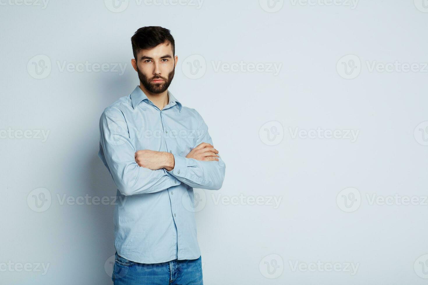 bärtig Mann mit ein ernst Ausdruck auf seine Gesicht foto