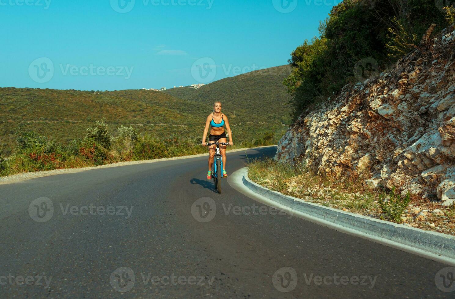 Frau Radfahrer Reiten ein Fahrrad auf ein Berg Straße foto