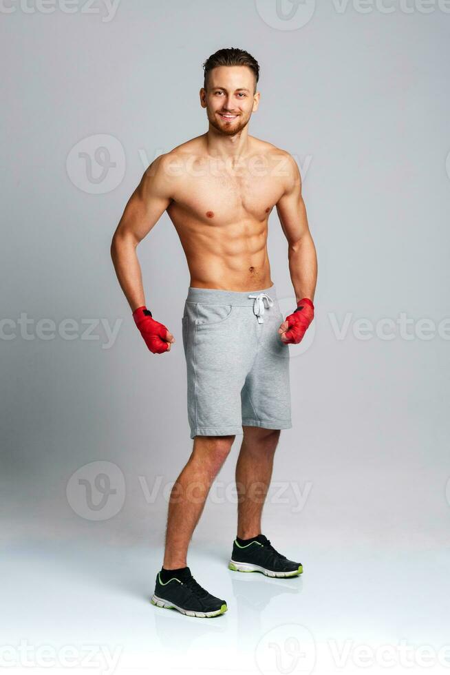 sportlich Mann tragen Boxen Bandagen foto