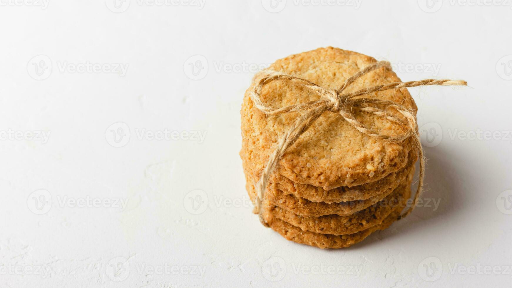 Haferflocken Kekse auf ein Weiß Hintergrund foto