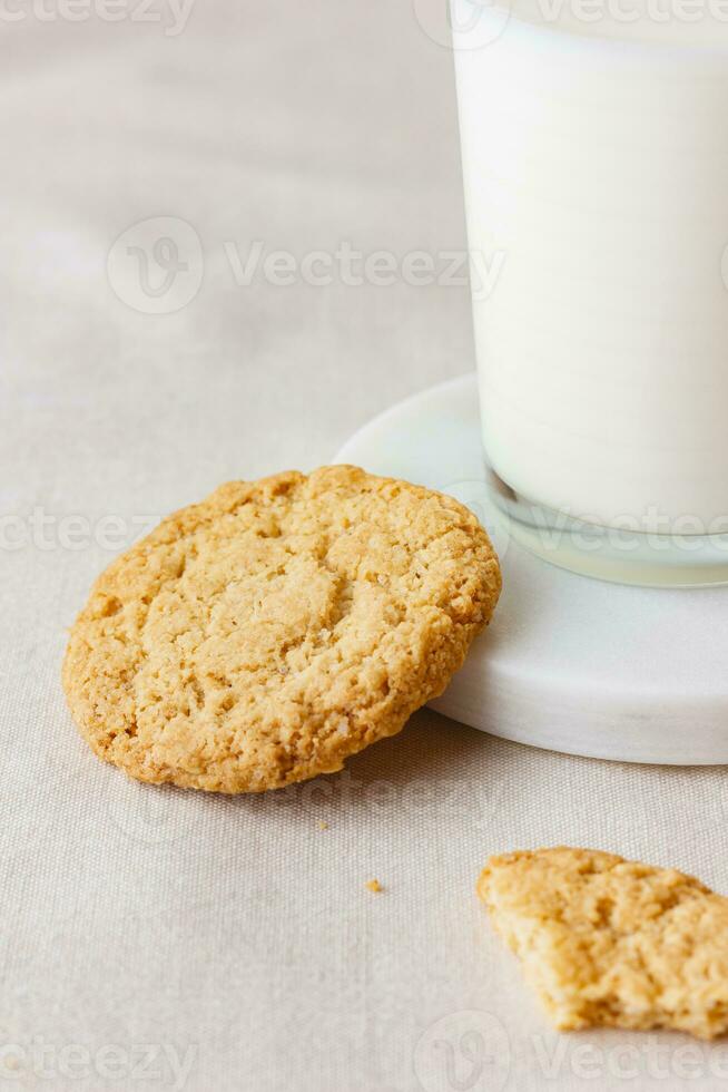 Glas frische Milch mit Haferkeksen foto