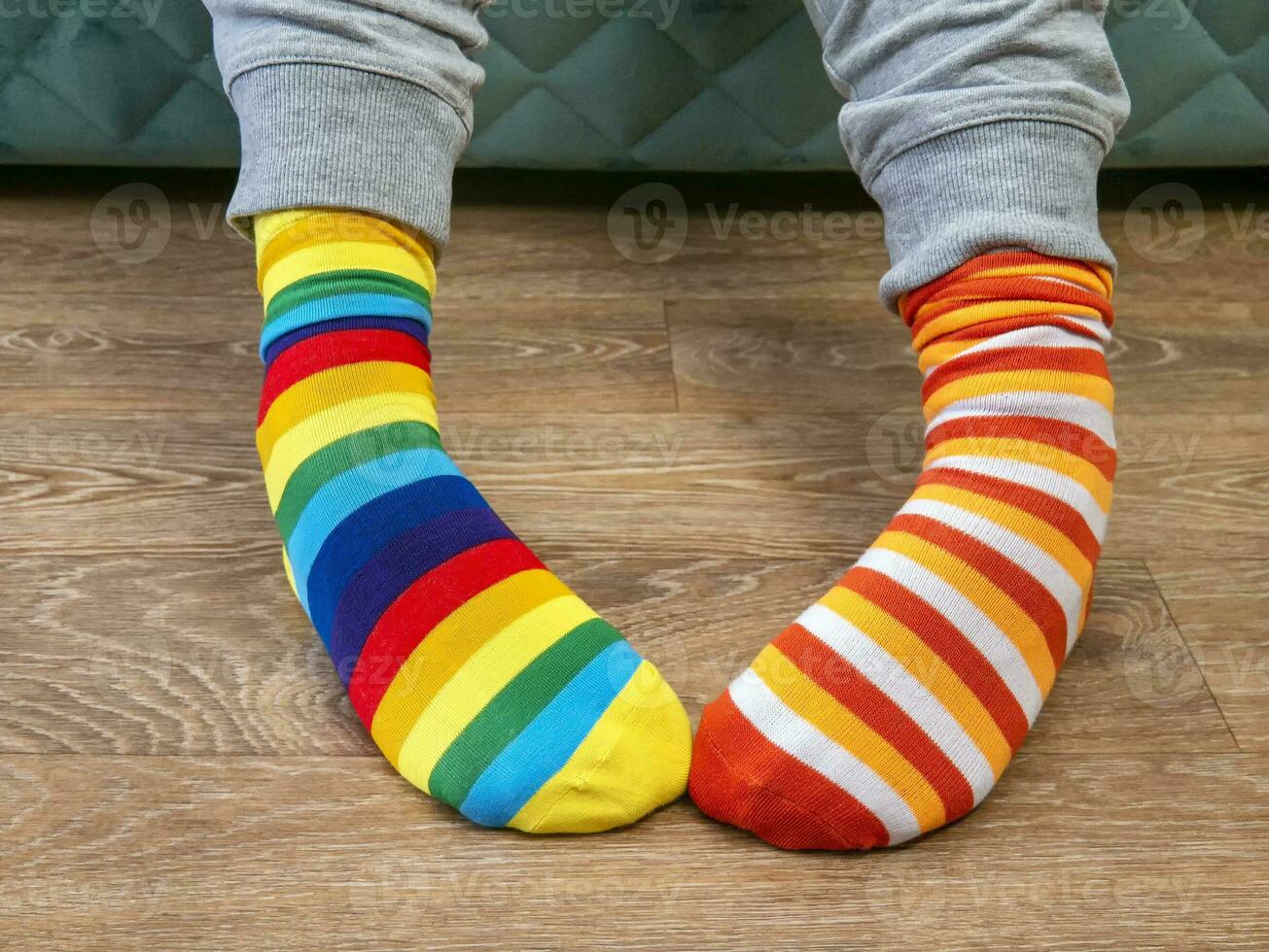 seltsam Socken Tag. einsam Socke Tag. das Sozial Problem von Mobbing. seltsam Socken wie ein Symbol von Nieder Syndrom foto