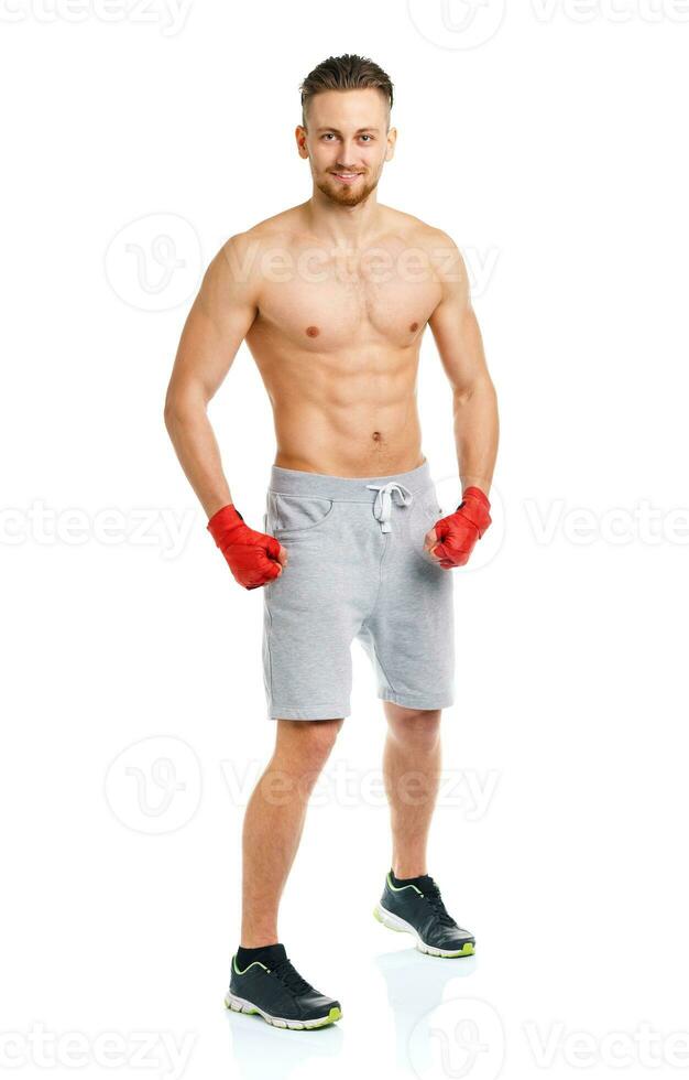 sportlicher attraktiver Mann, der Boxverband auf dem Weiß trägt foto