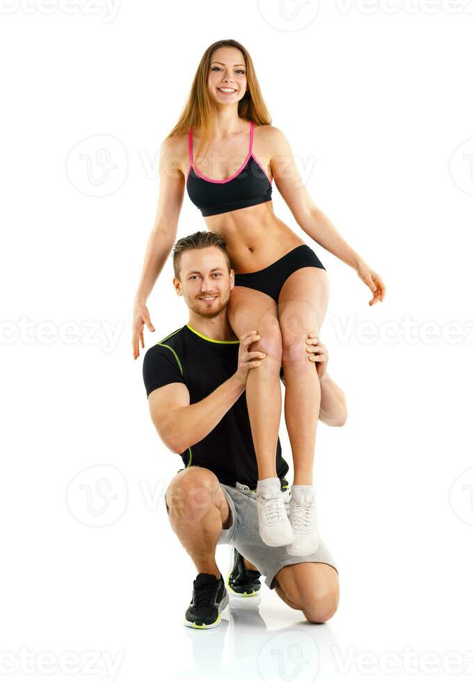 Sport Kerl hält auf Schulter ein Mädchen auf ein Weiß foto