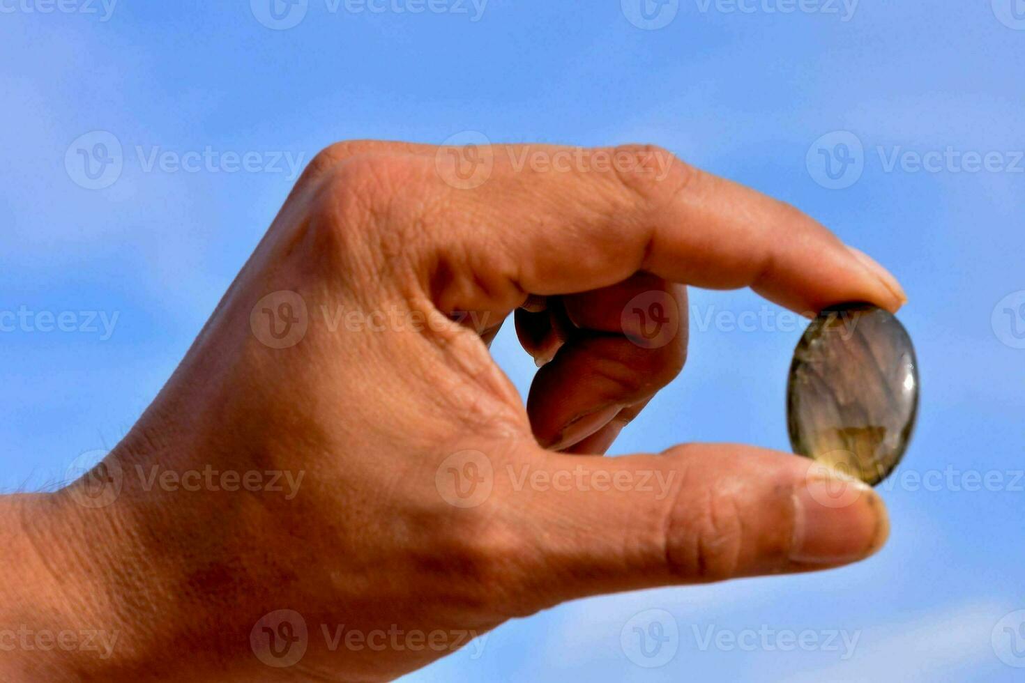 Hand halten ein halb kostbar Stein foto