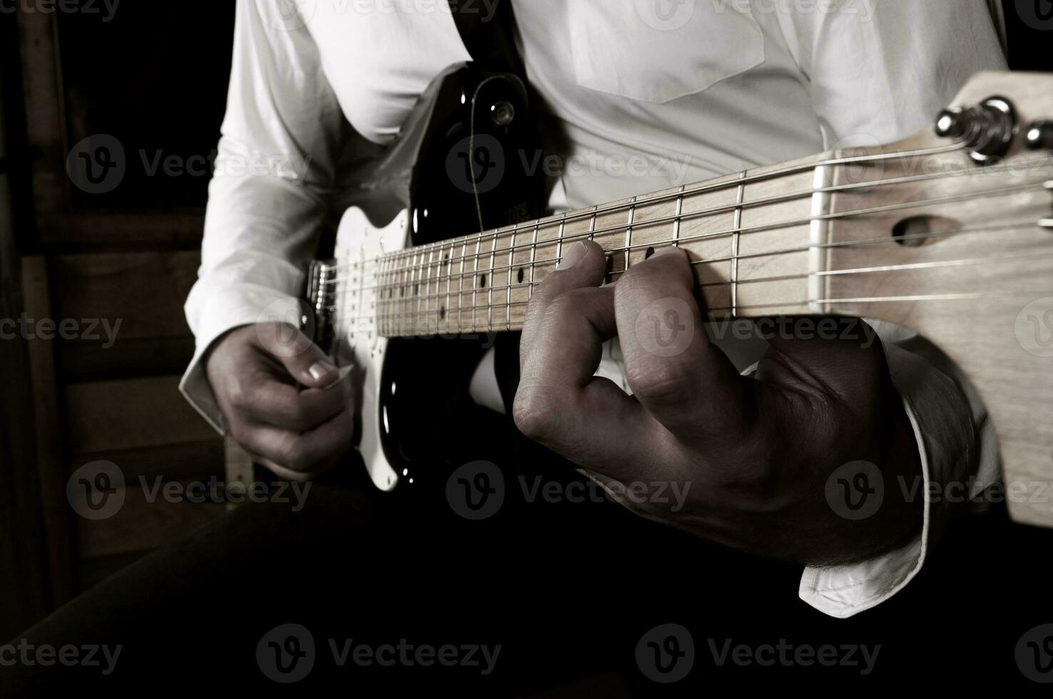 Mann Gitarre spielen foto