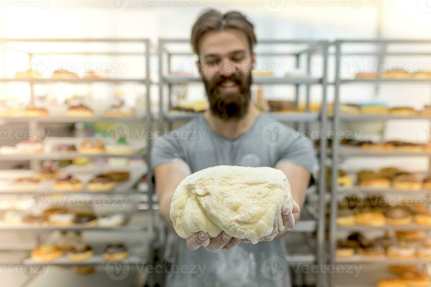 Mann im Küche vorbereiten Donuts foto