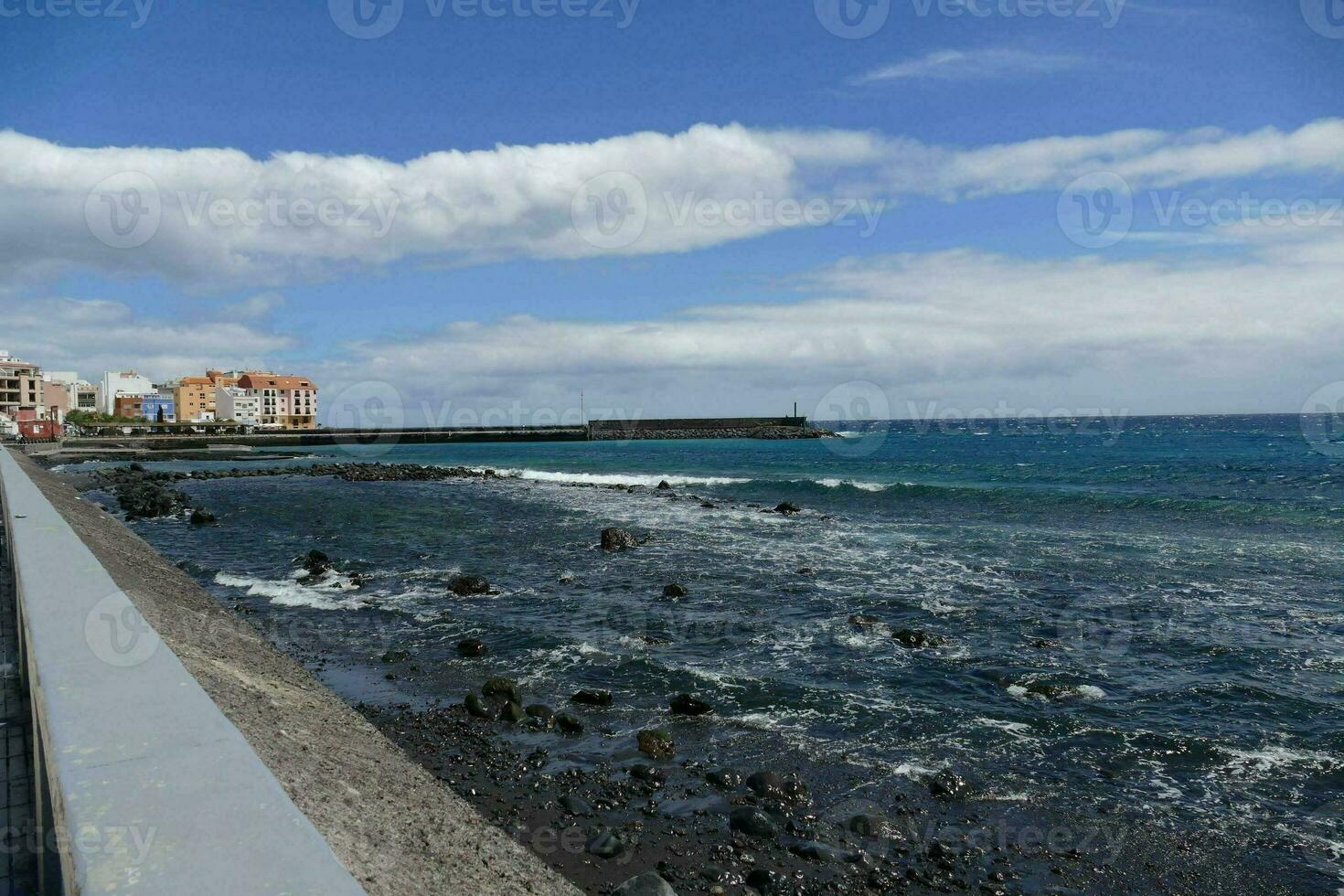 szenisch Aussicht von das Ufer foto